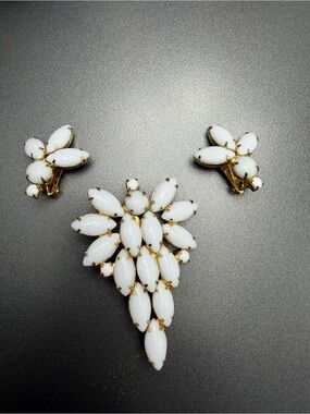Vintage Milk Glass Brooch and Clip-On Earrings Set #99set